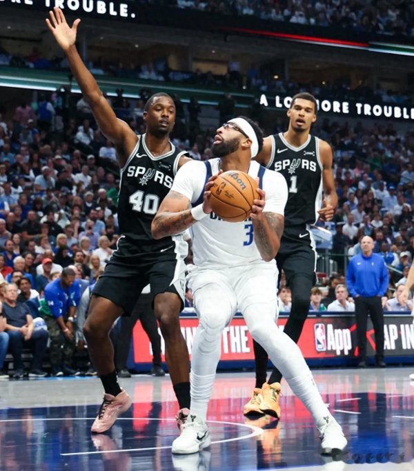 九龙配资 2个不够, 还想争状元! 独行侠不敌奇才遭遇2连败, 浓眉27+13空砍